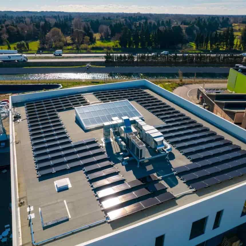 Panneaux solaires haute performance installés sur toit terrasse d'immeuble pour chauffage collectif de copropriété - Solution énergétique innovante pour copropriétés avec panneaux solaires et pompe à chaleur